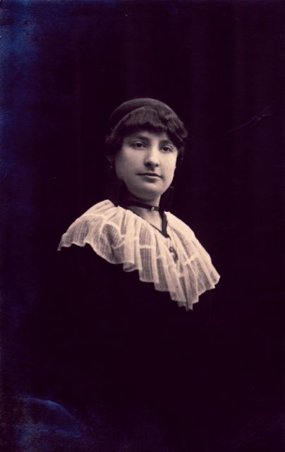 Millicent was geboren als buste. Ze heeft het als model nog ver geschopt op de academie, nu ja geschopt is veel gezegd.